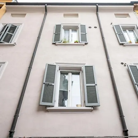 Guesthost - Historical Centre Olive Apartment Parma