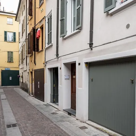 Guesthost - Historical Centre Olive Parma