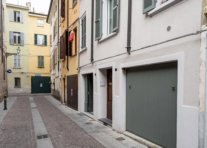 Guesthost - Historical Centre Olive Parma